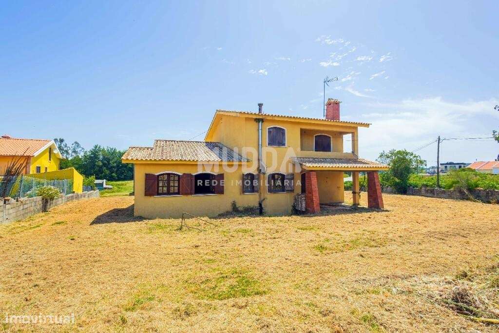 Oportunidade em Azurva – Moradia Isolada com Grande Terreno!-39