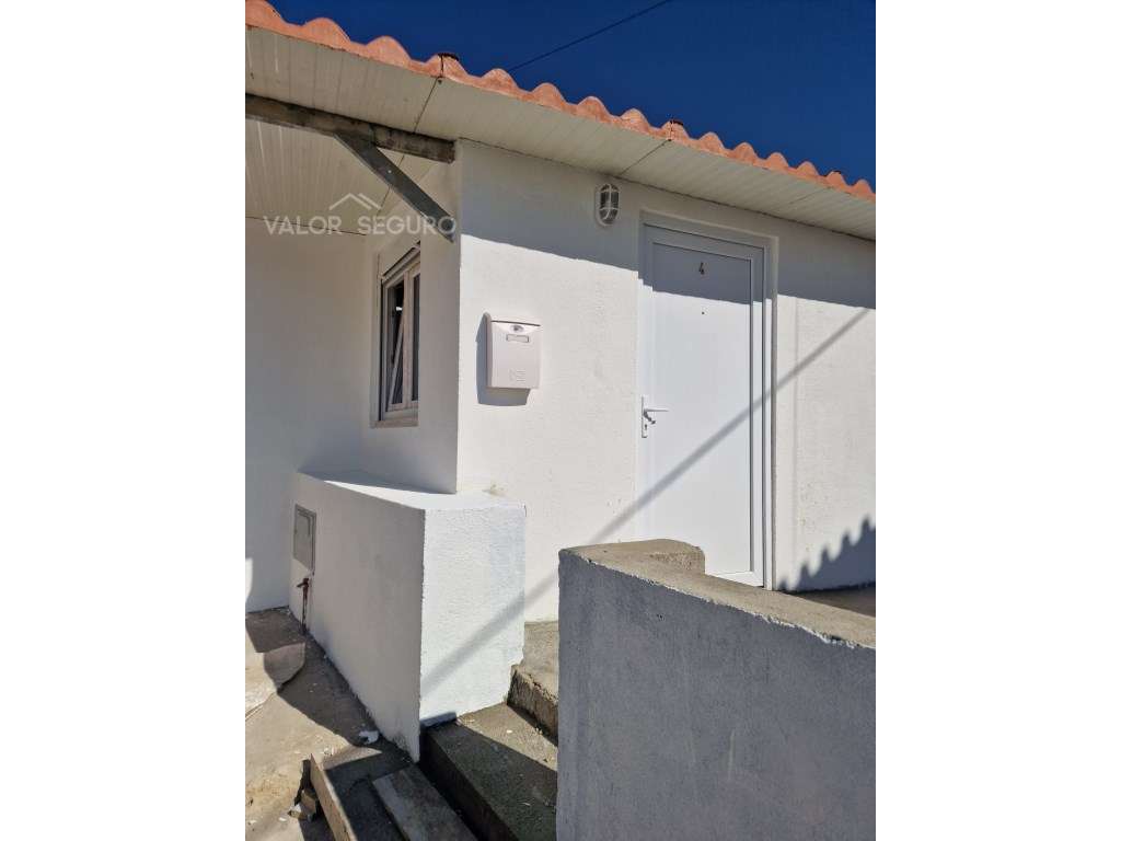 Moradia com 8 casas independentes em Sobralinho-18
