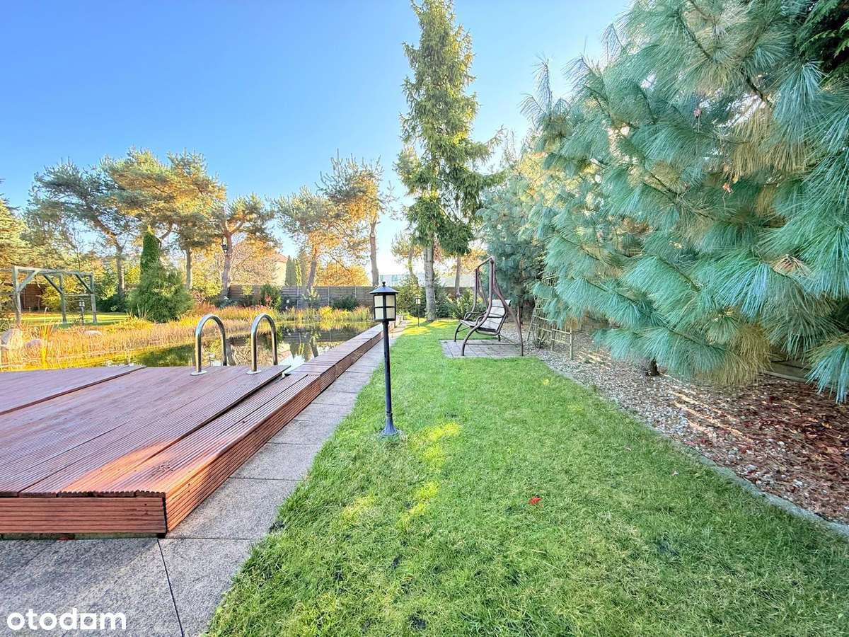 Klimatyczny dom z basenem i salą bilardową-1