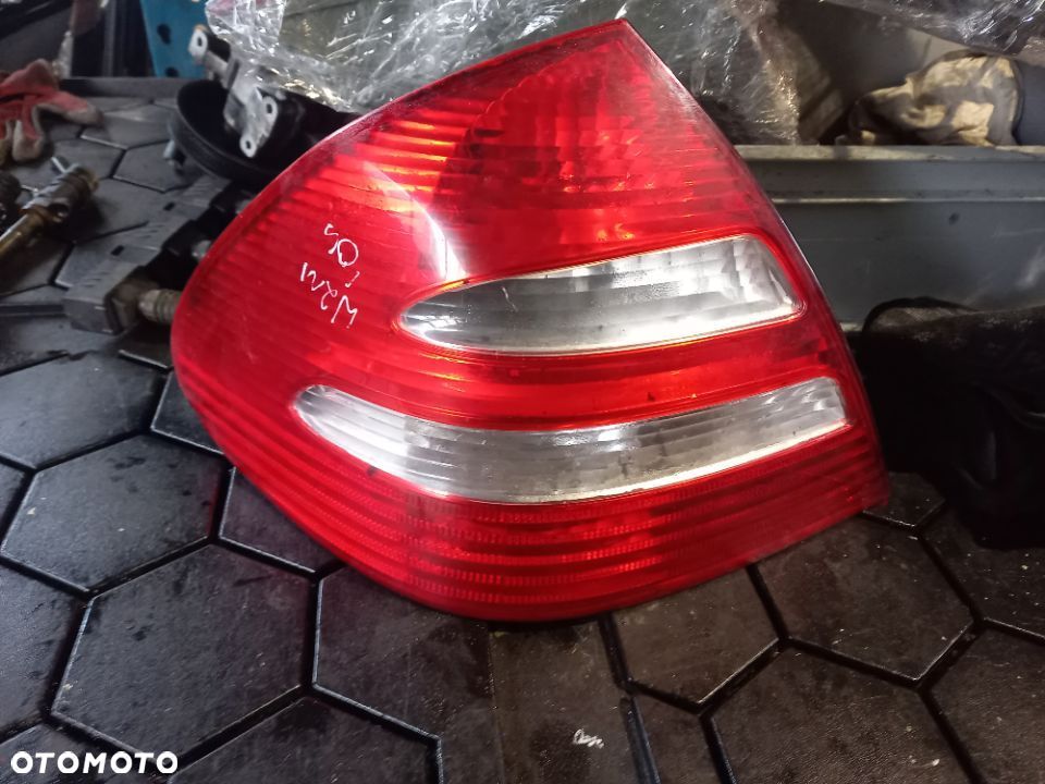 MERCEDES E KLASA A2118200364 LAMPA LEWY TYŁ - 1