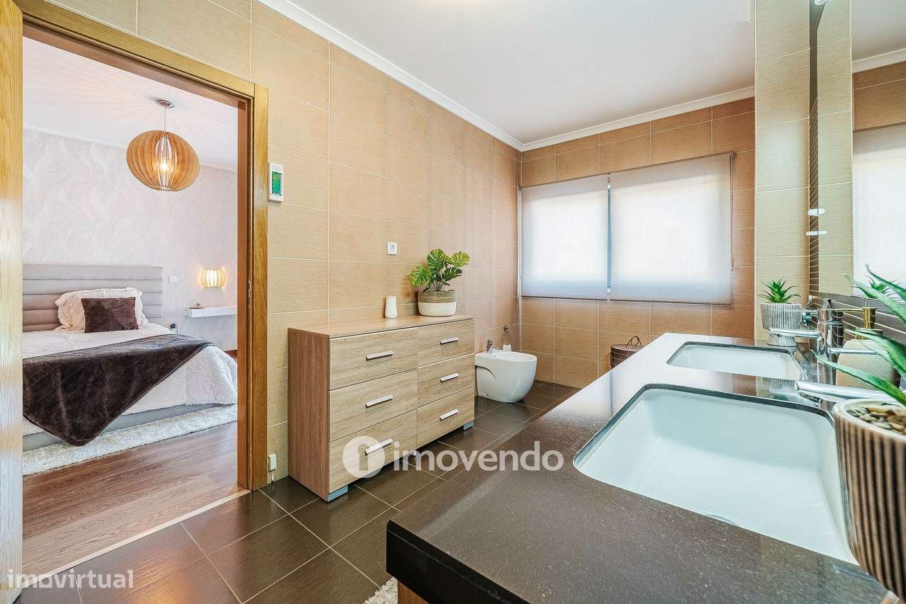 Apartamento T4 Duplex, com estacionamento e arrecadação, no Barreiro-28