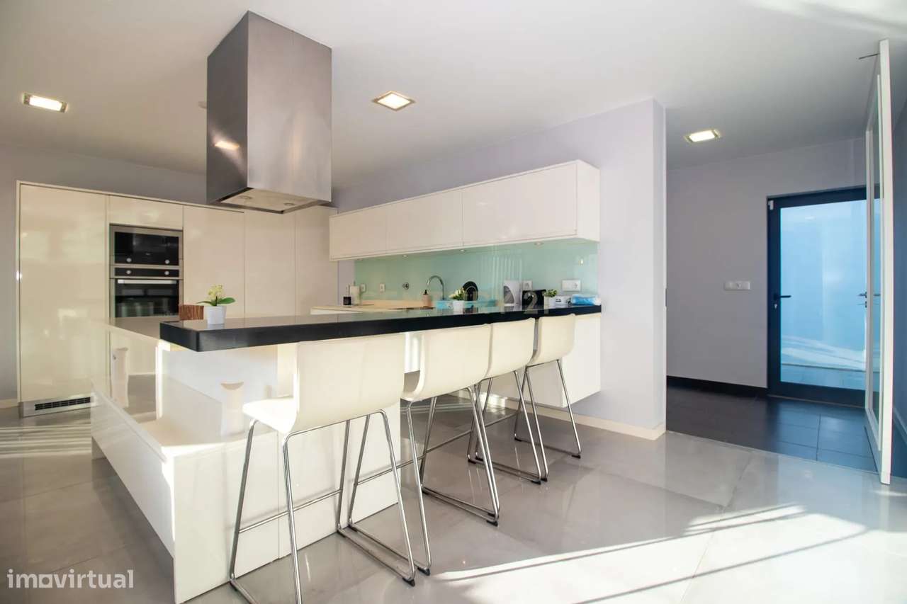 Viva o Luxo à Beira-Mar: Moradia Espetacular T5 com Piscina na Deslumb-13