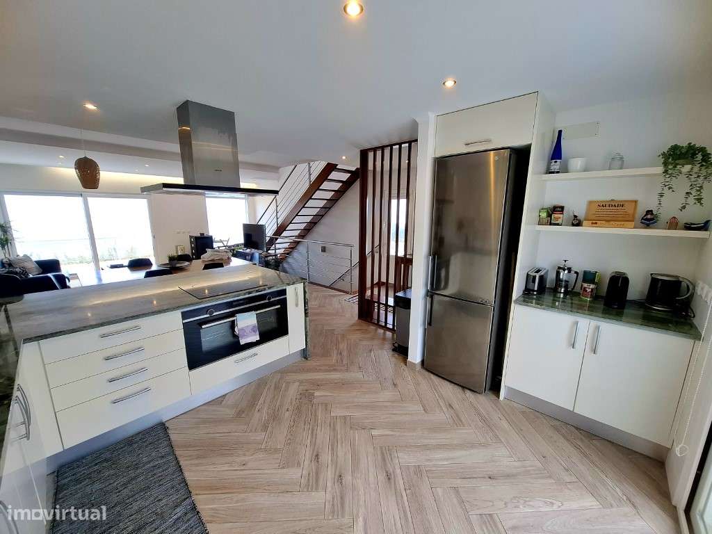 Moradia V2+1 em banda com vista frontal sobre o oceano e as icónica...-6