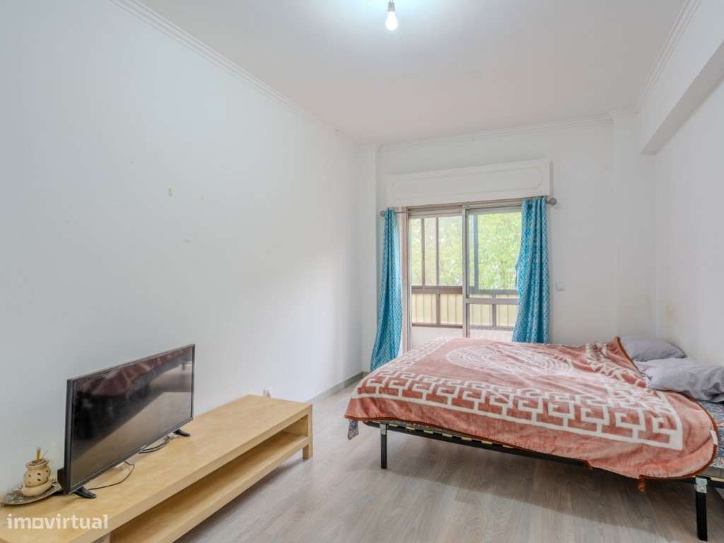 Apartamento T2 no Cacém com Arrecadação | Junto à Estação-4