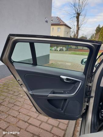 Volvo V60 D4 Summum - 32