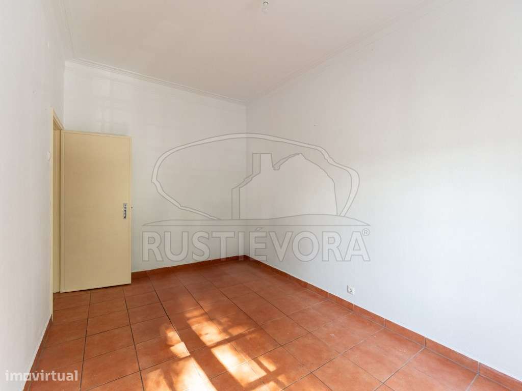 Apartamento T2, 1º andar, cozinha semi-equipada, com muita luminosi... - Grande imagem: 4/13