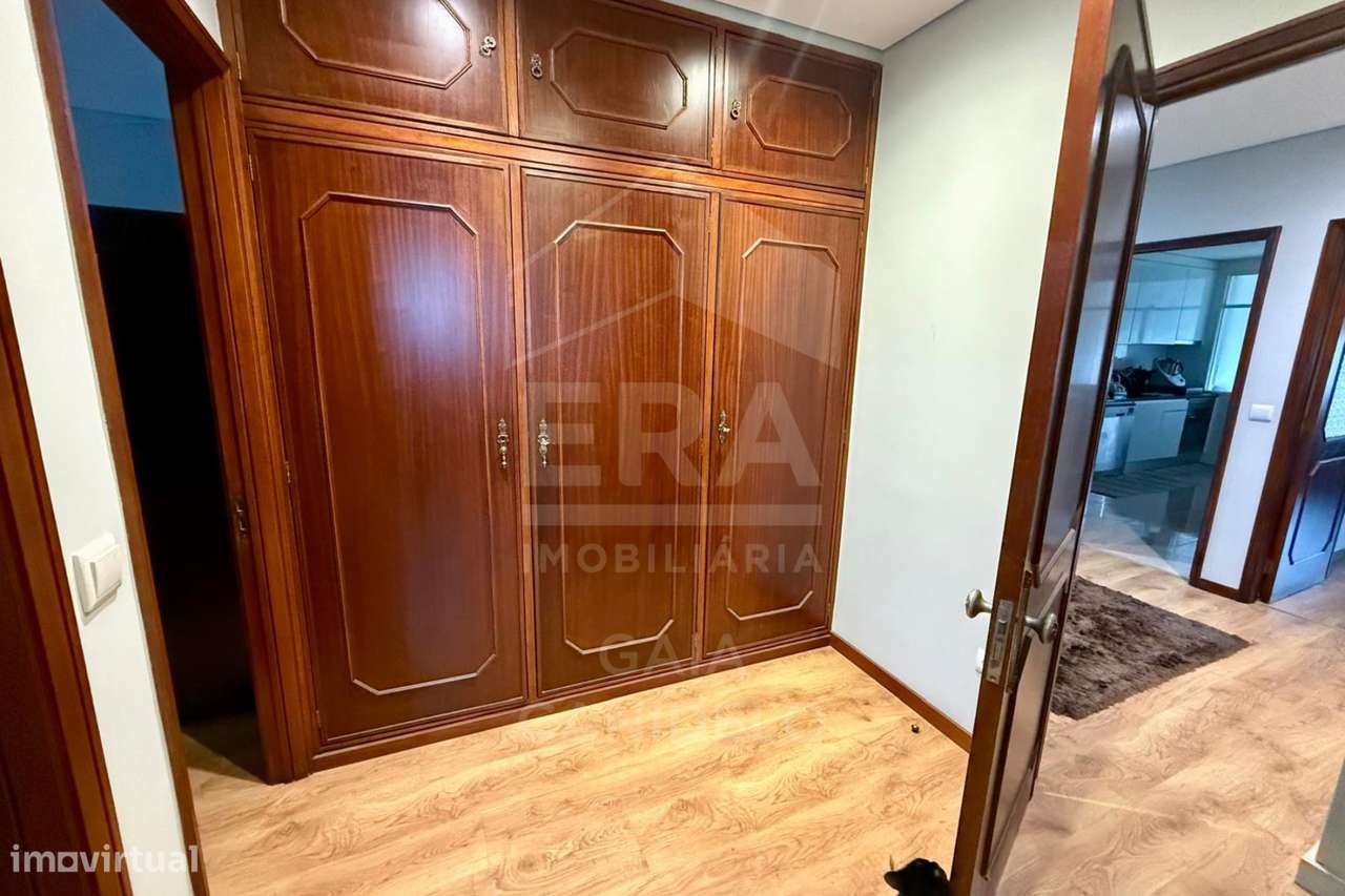 Apartamento T3 com 114 m² | Totalmente Remodelado | Arrendado-8