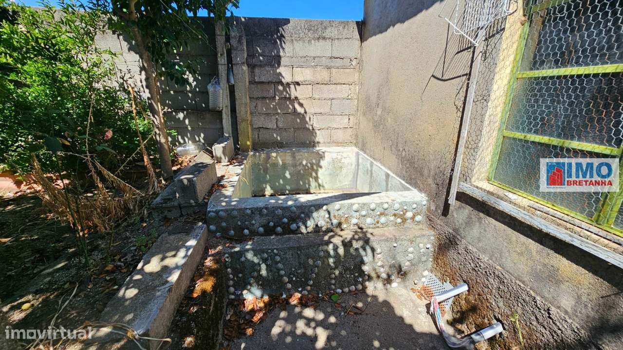 Garagem com terreno e anexos na Lousa-10