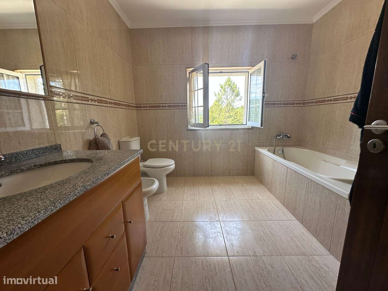 Moradia Exclusiva em "Ilha" Privativa na Albufeira de Venda Nova – Ger-8
