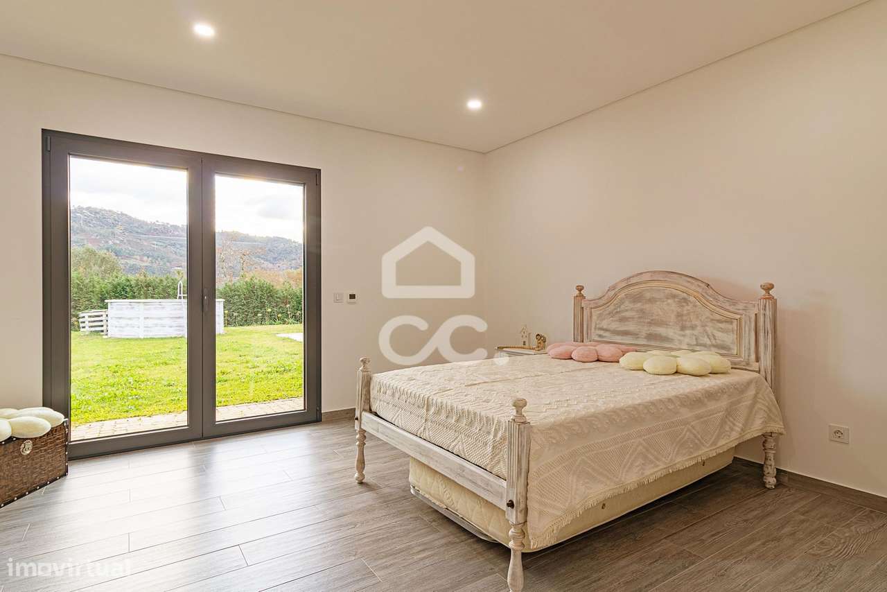 Moradia Térrea de Luxo com Cave | Conforto, Eficiência e Espaço Exteri-45