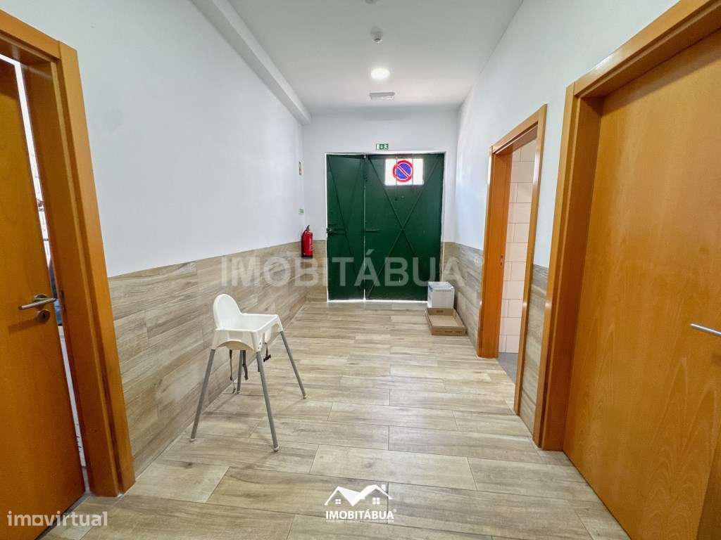 Espaço comercial com habitação T5 no centro da vila-52