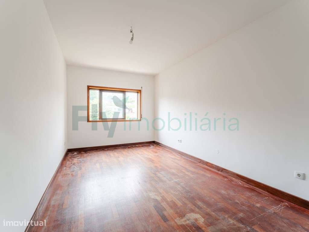 Excelente Apartamento T4 com Suite e Lugar de Garagem para 2 Carros-13