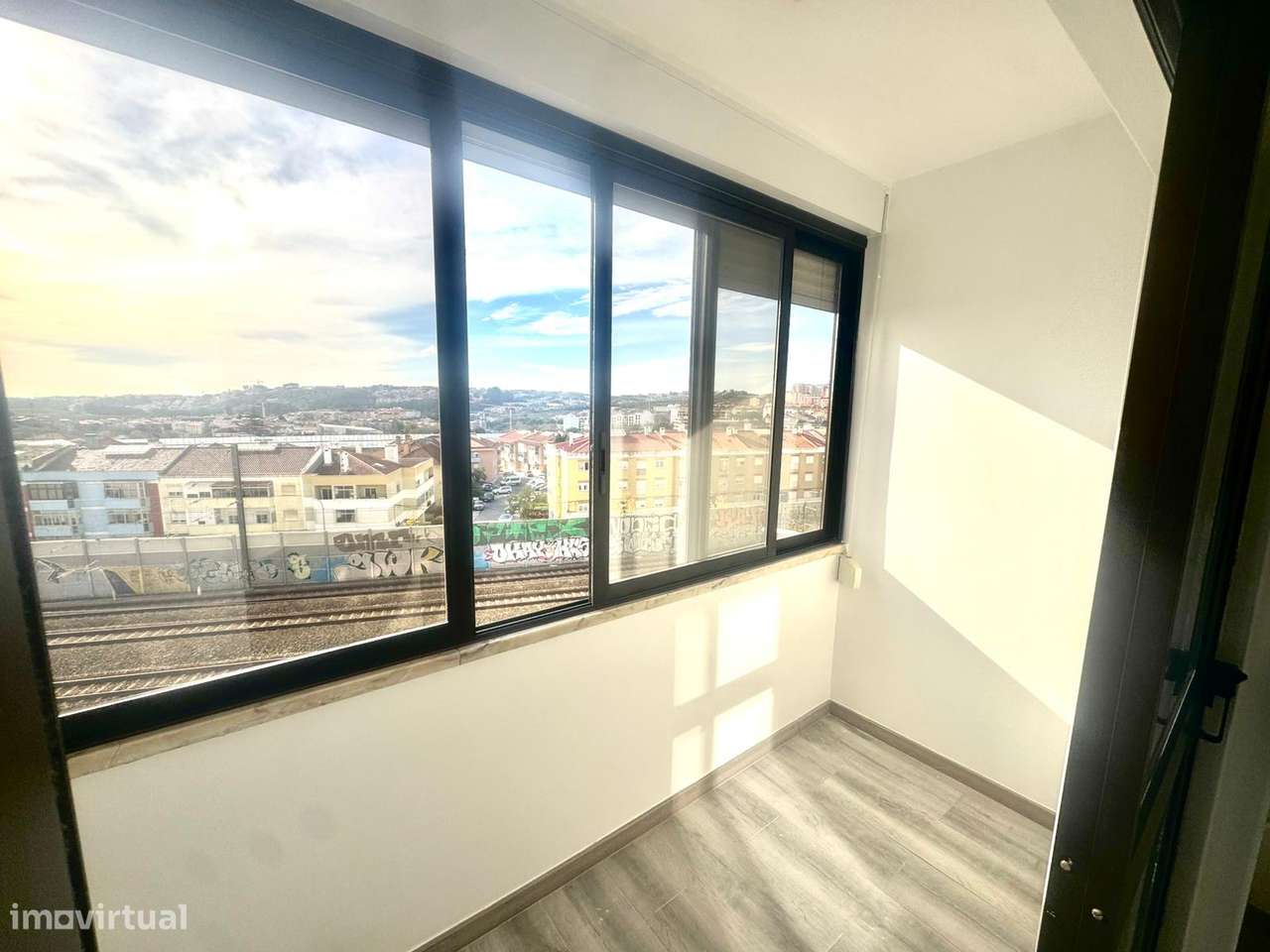 Apartamento T1 Totalmente Renovado em Massamá-7