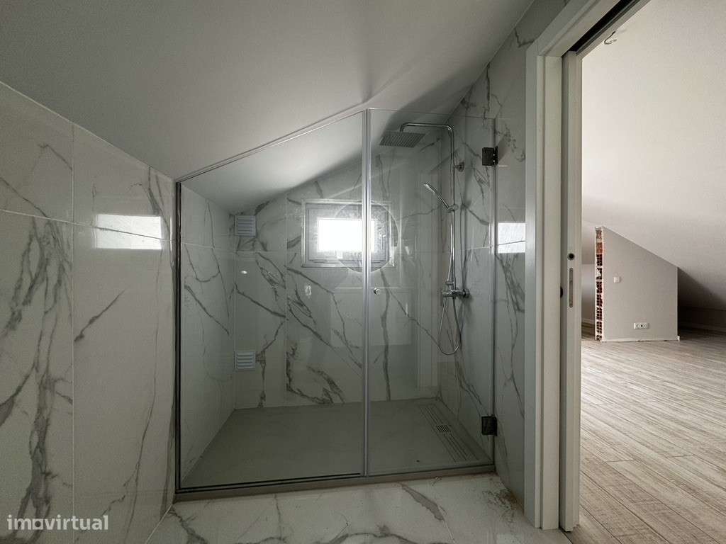 Moradia com 3 Suites, Garagem, Logradouro, Churrasqueira e Piscina-9