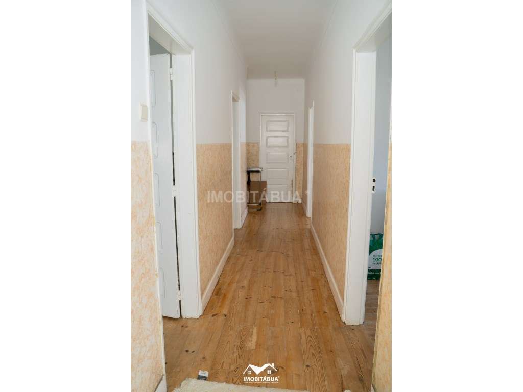 Espaço comercial com habitação T5 no centro da vila-32