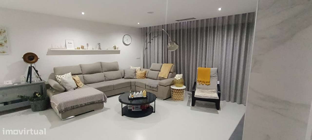Moradia T5 de Luxo com Piscina e Garagem-5