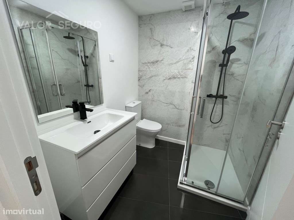 Apartamento T3 remodelado e com terraço-14