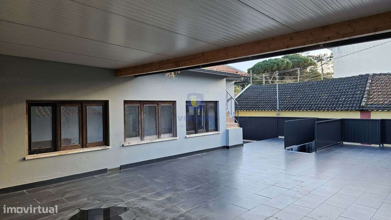 Edifício para Habitação e Comércio - Moradia T3 Renovada c/ Terraço e-10