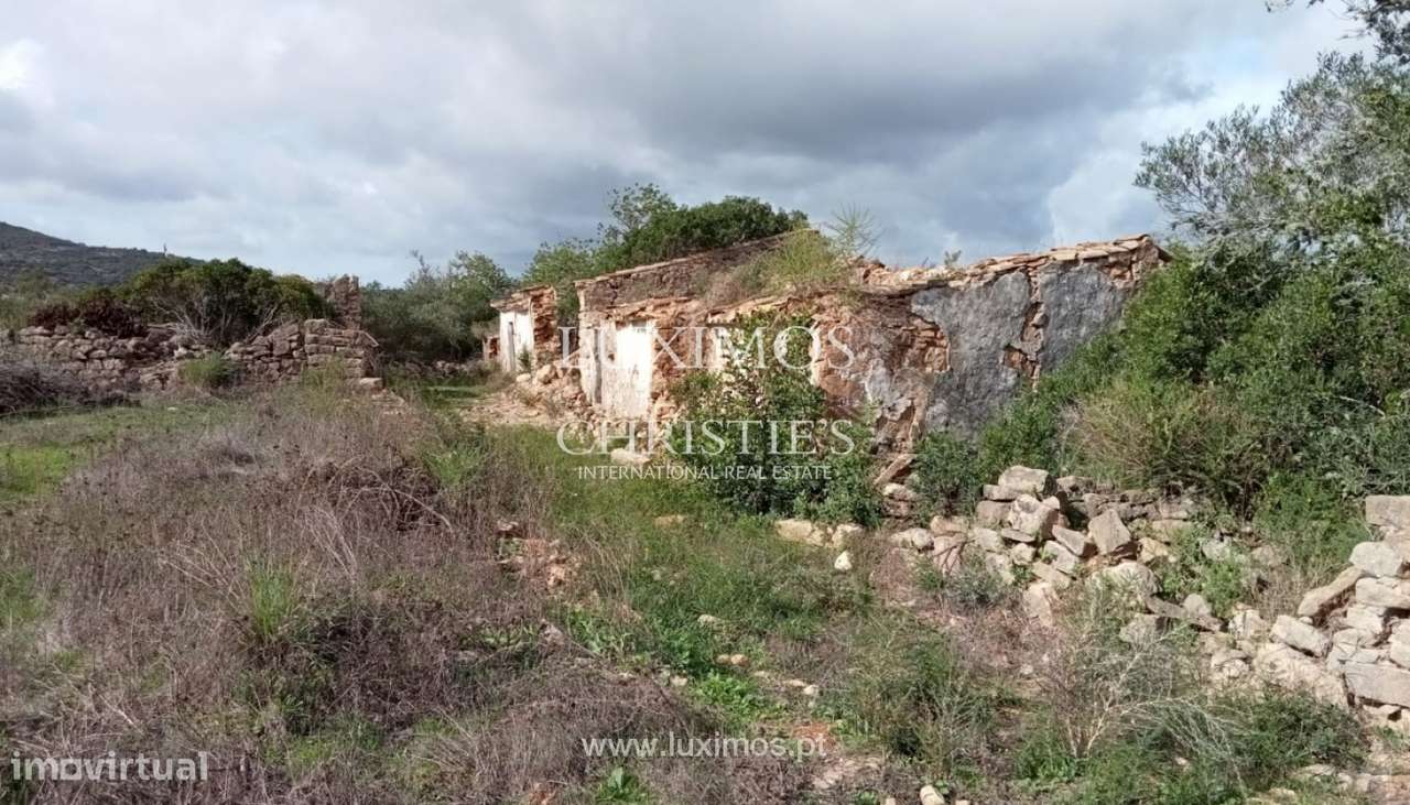 Amplo terreno com ruina, para venda em Estoi, Algarve - Grande imagem: 2/25