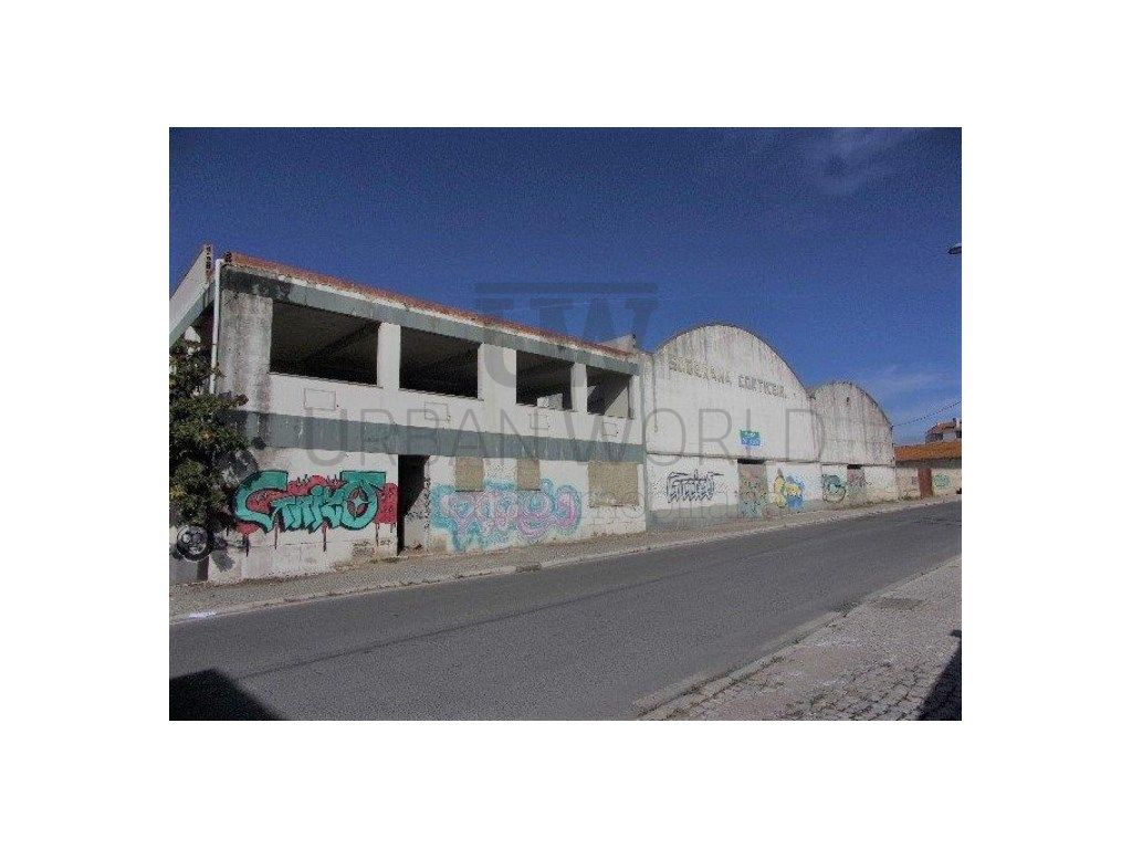 Terreno com Construção de Edifícios Industriais, Montijo,...