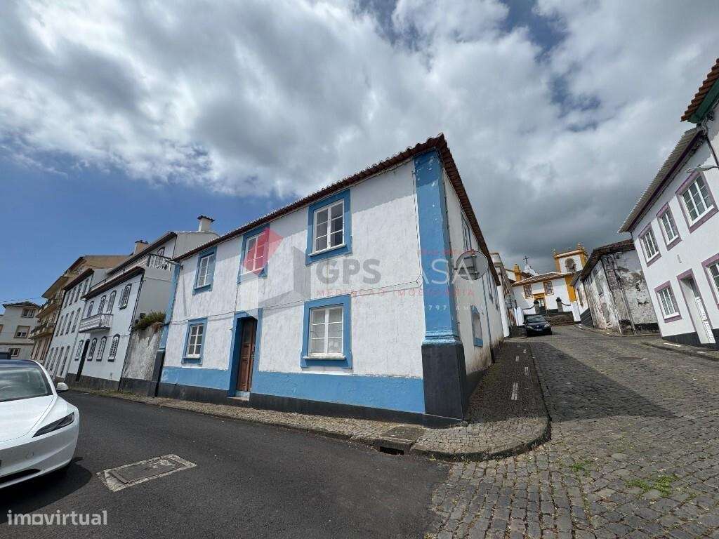 Moradia T4 com quintal, no coração da Praia da Vitória! - Grande imagem: 3/29