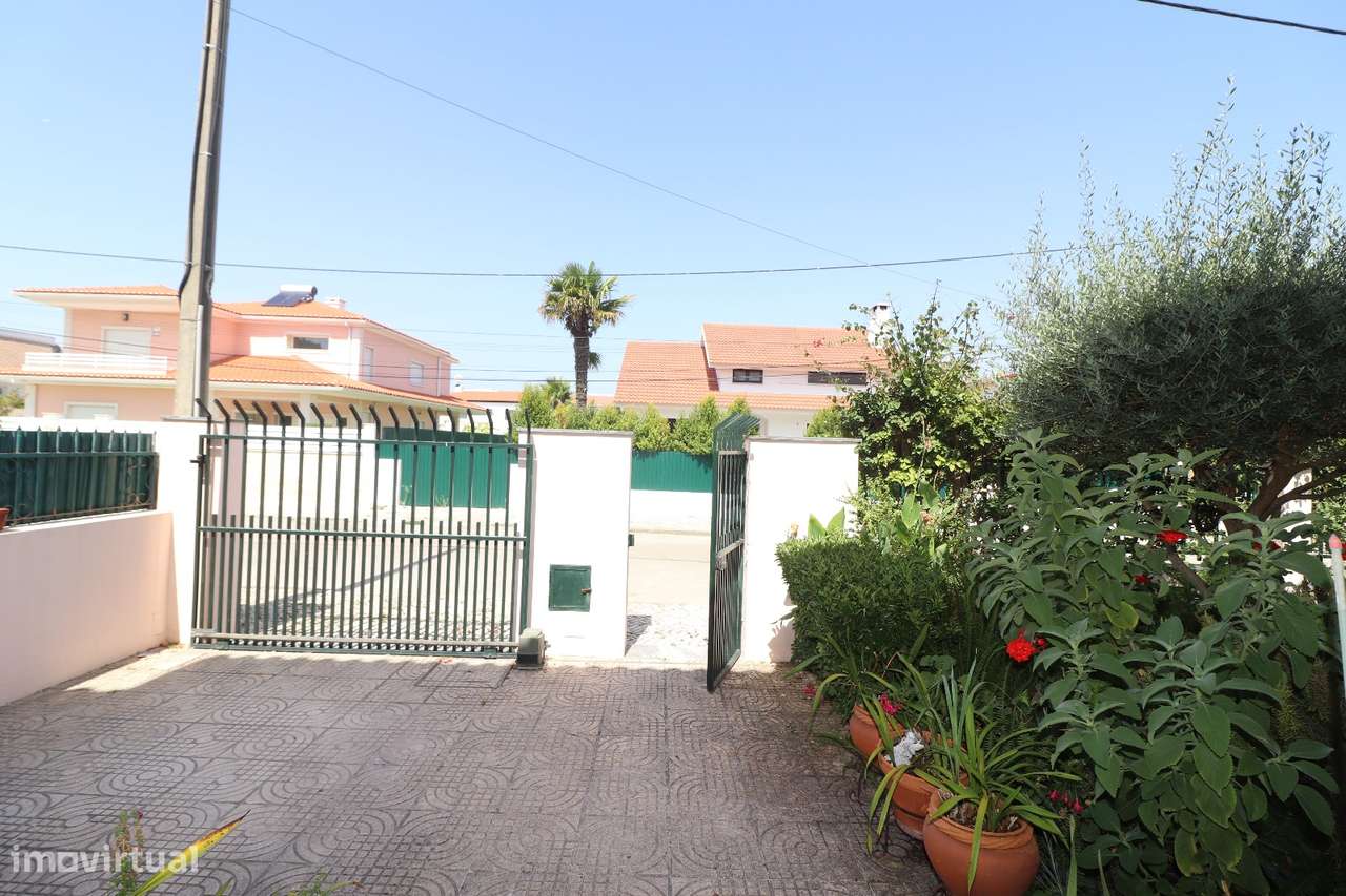 Moradia T4 com Piscina, Cave Ampla-3