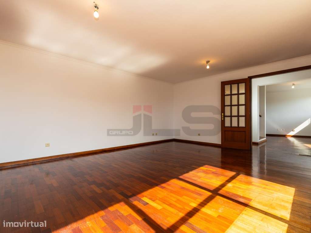 Moradia T4+1 com Dupla Cozinha e Vista Mar - Potencial de Investime...-16