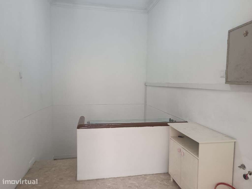 Espaço Comercial com +10 divisões, composto por várias divisões com...-1