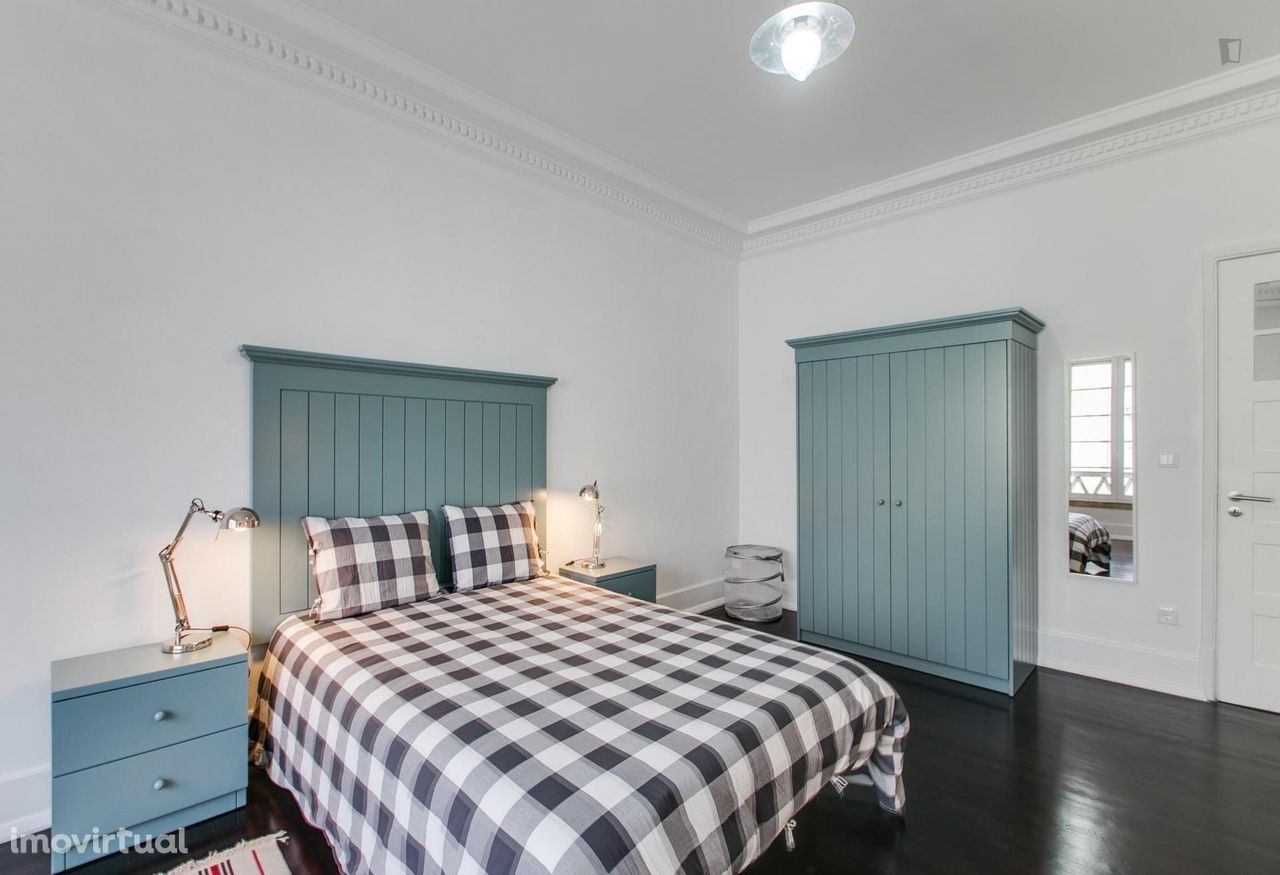 130141 - Quarto com cama de casal em apartamento com 6 quartos