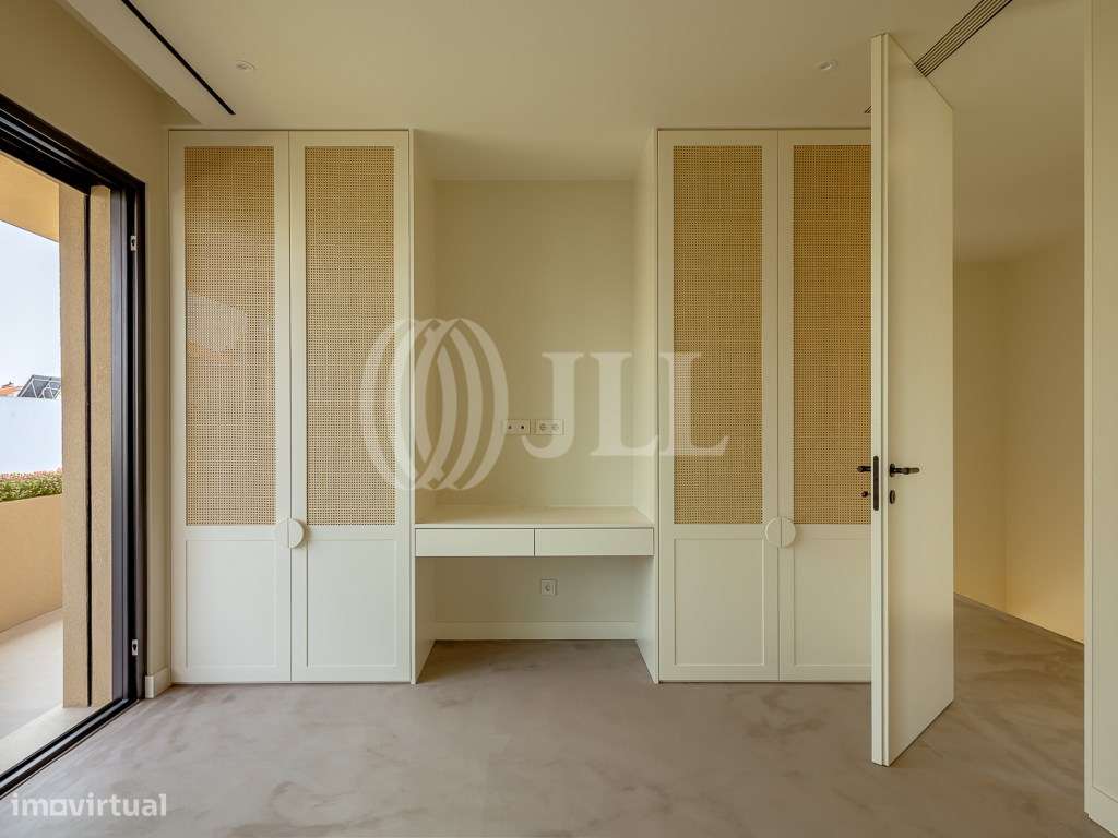 Moradia T3+1 com jardim, piscina e garagem, no Estoril-21
