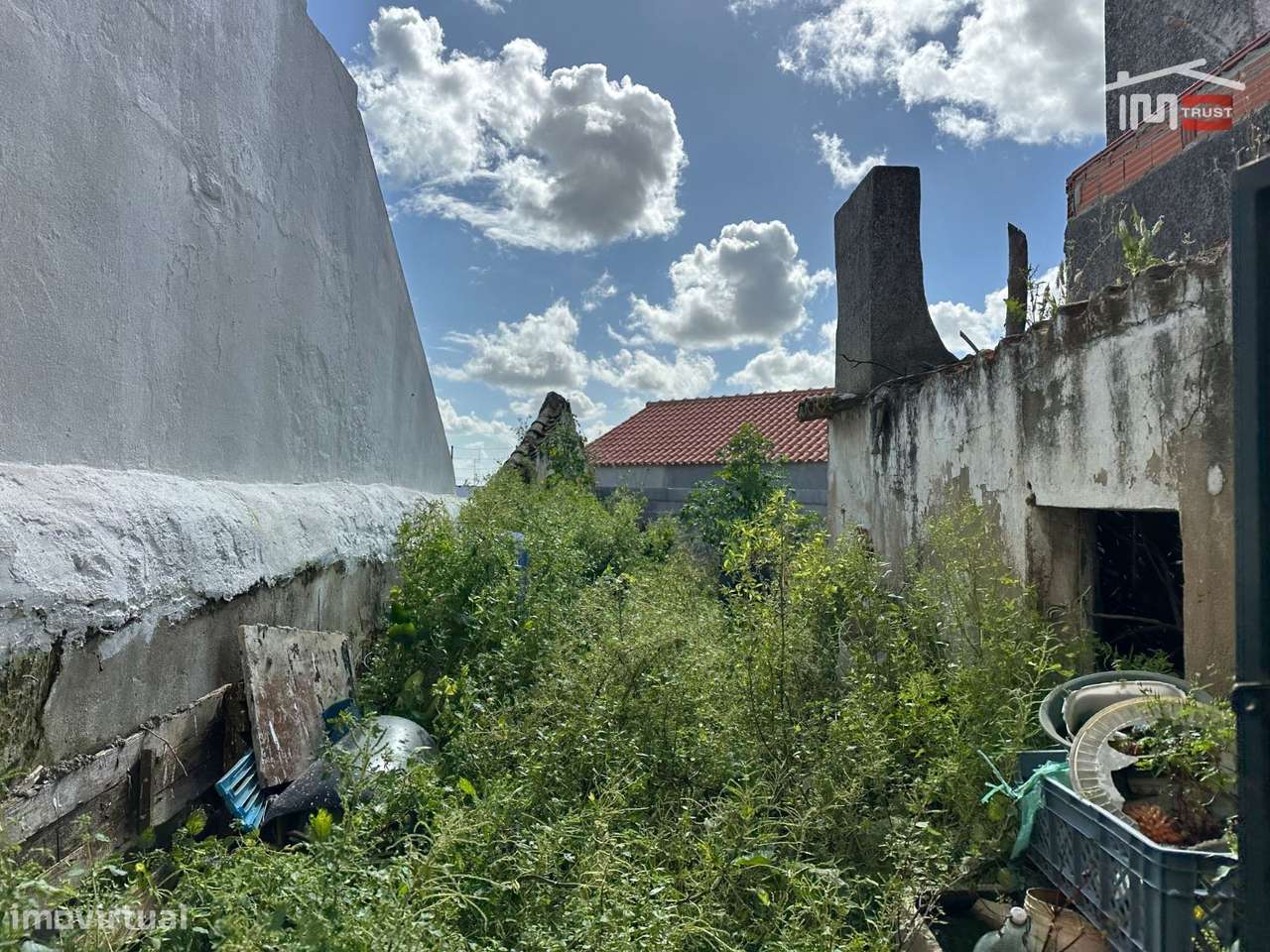 Fantástico Investimento - Moradia com Quintal - Sarilhos Grandes-18