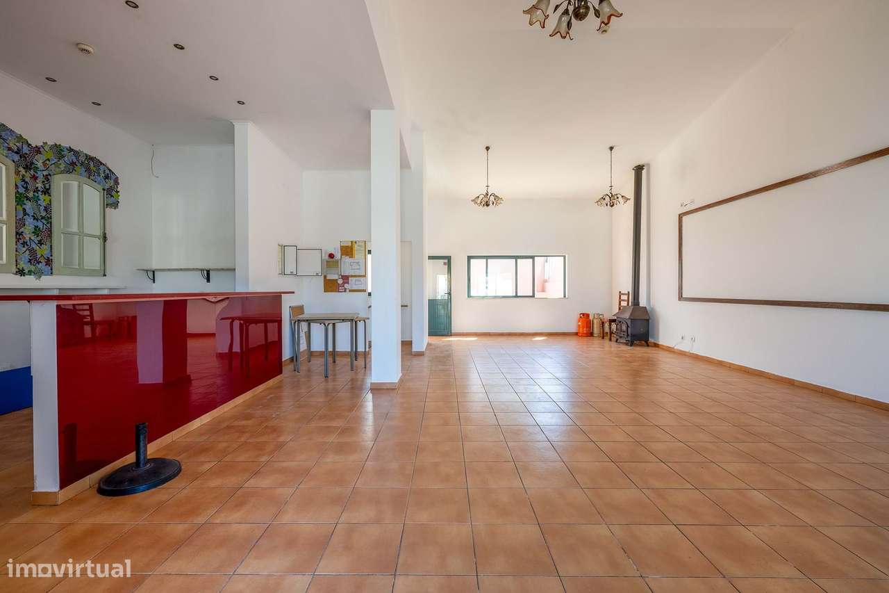 EXCELENTE ESPAÇO COMERCIAL EM ZONA ESTRATÉGICA EM ESPICHE, LAGOS - Grande imagem: 4/26