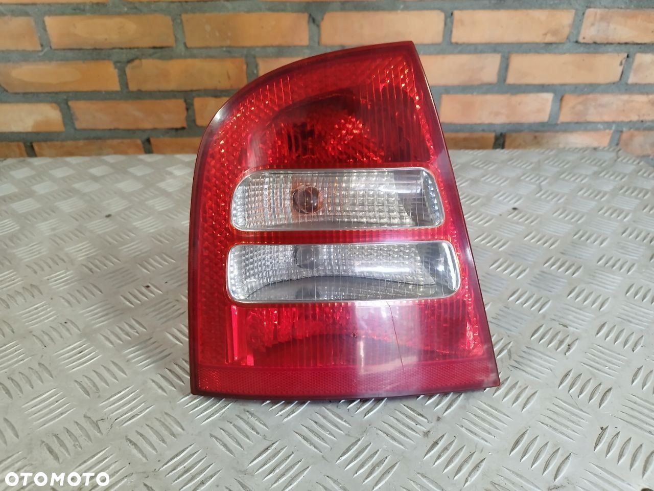 LAMPA LEWA TYLNA SKODA OCTAVIA I - 1