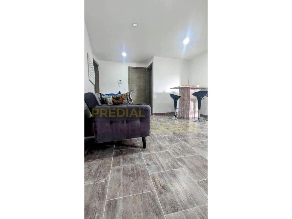 Prédio c/ três apartamentos T4 e lavandaria - Coimbra-10