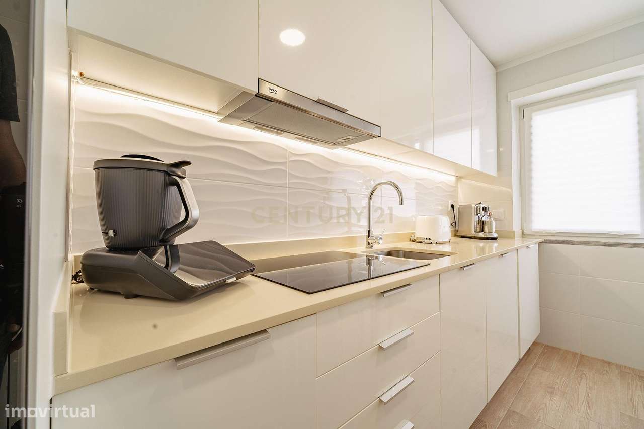 Apartamento T2 Remodelado na Torre da Marinha-5