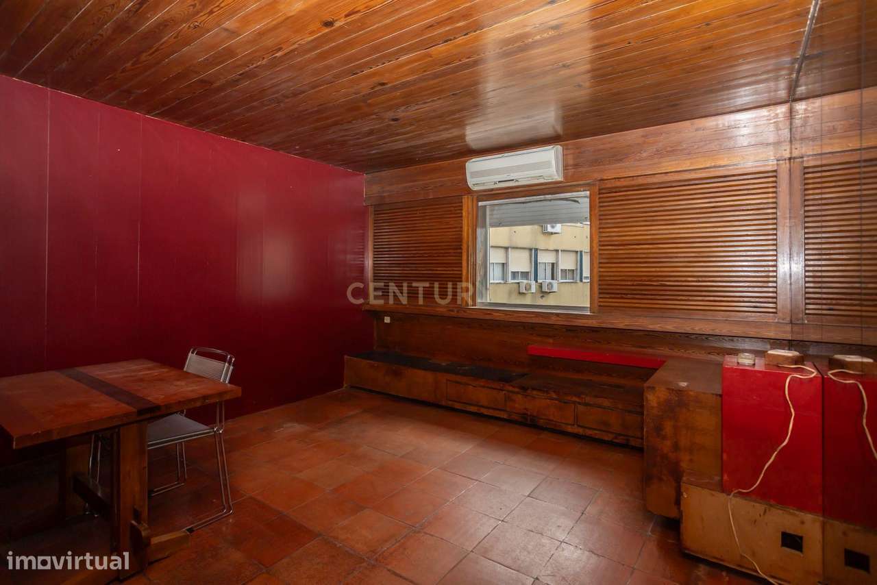 Apartamento T2 para remodelação nas Picoas -Lisboa-5