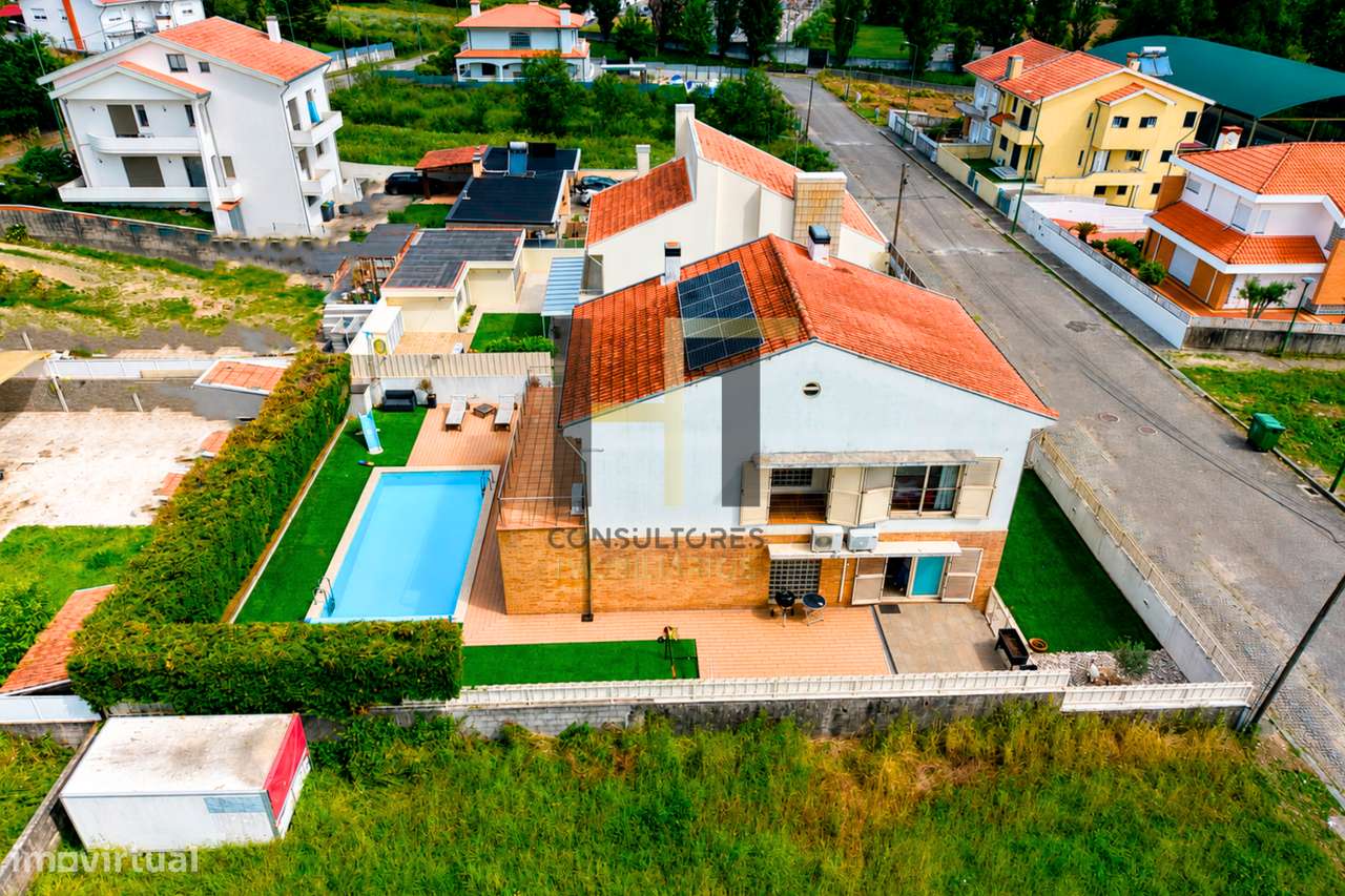 Moradia T3 | 4 Frentes | Piscina, Suite c/ Closet, Garagem 3 Carros |-47