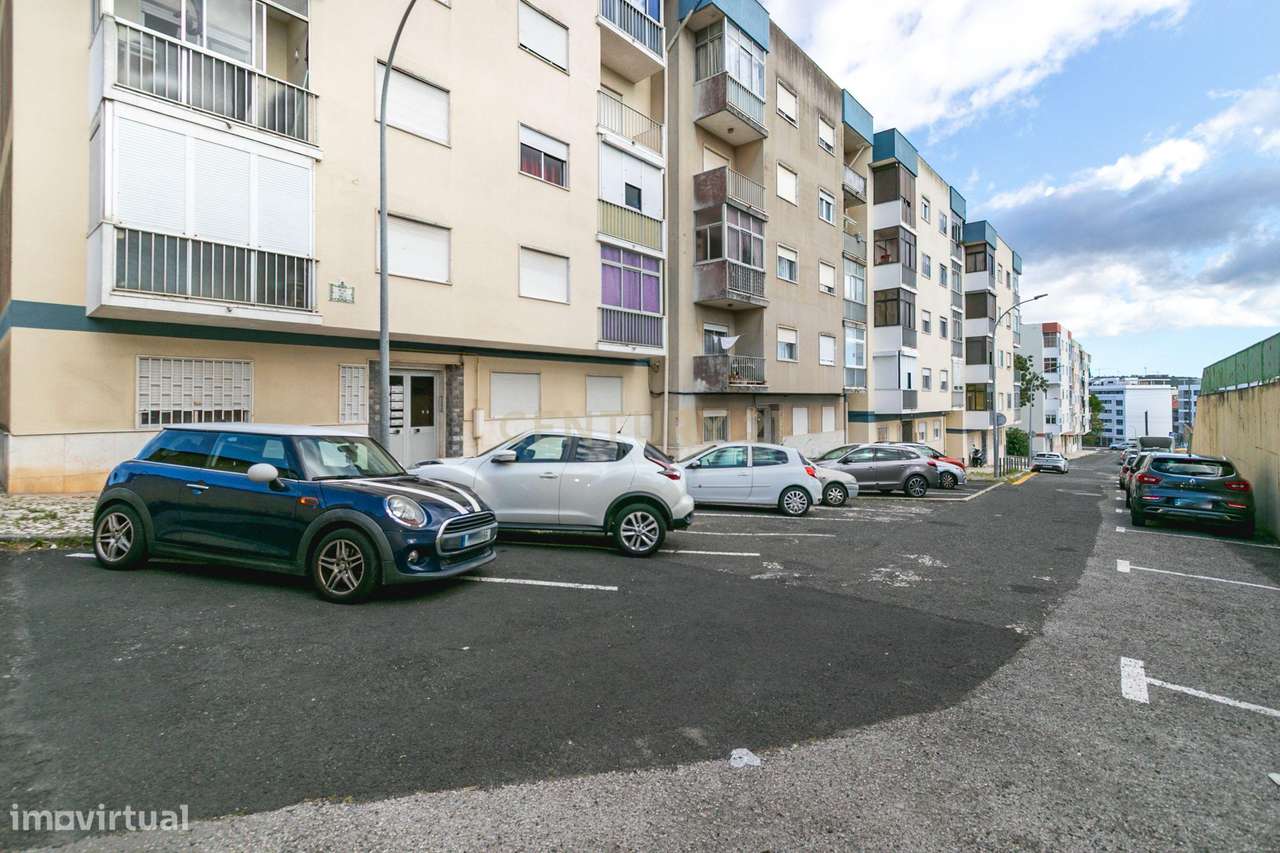 T1 com áreas generosas e arrecadação | Amadora, Lisboa-15