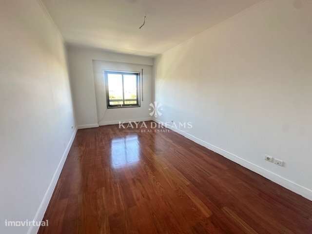 T6 para venda na Quinta Nova em Odivelas com 4 lugares de Parqueame...-21