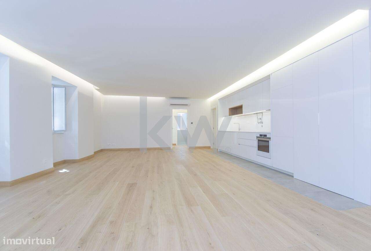 Apartamento T2 de áreas generosas em Venda no Largo do Chanceler, Alfa - Grande imagem: 2/34