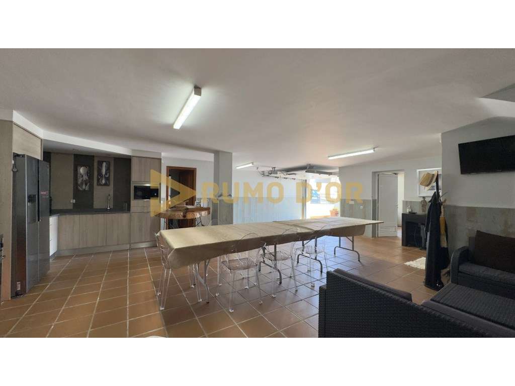 Viva com Conforto! Moradia T4 com Jardim e Espaço Exterior em Alenquer-30