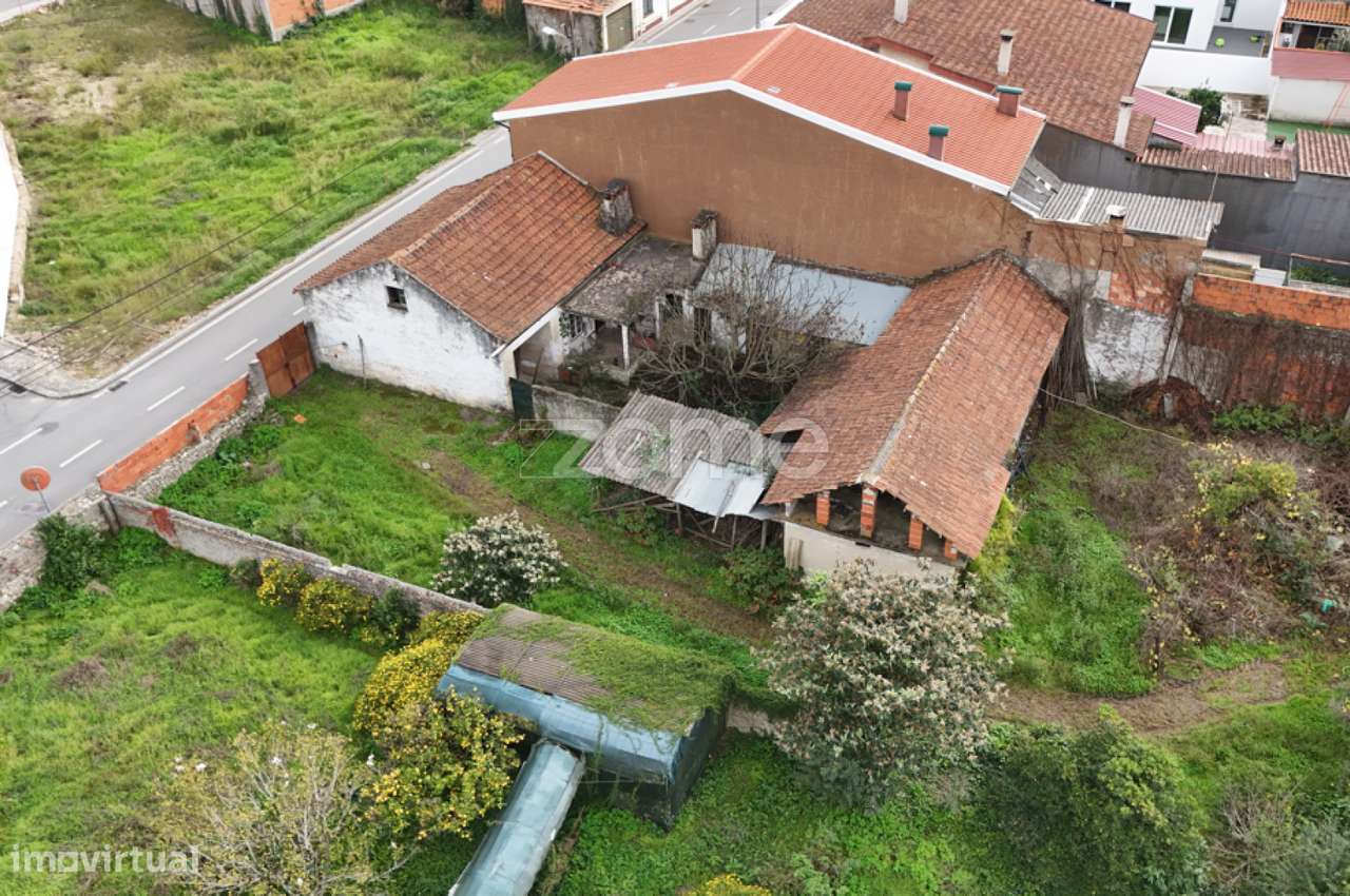 Moradia T3 com Anexos e Terreno no centro da Cidade de Cantanhede - Grande imagem: 1/32