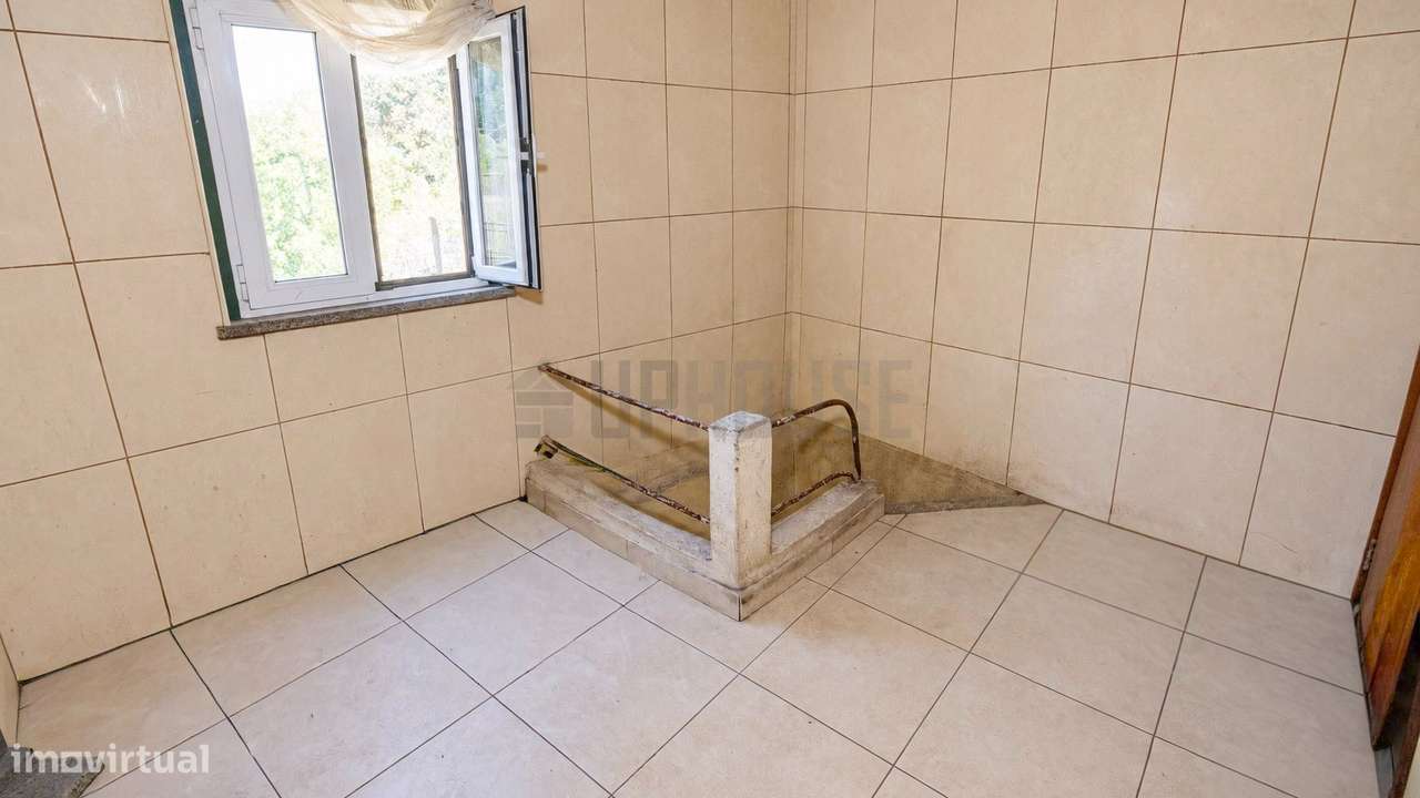 Moradia para Remodelar em Fragosela - Um Projeto com Potencial-8