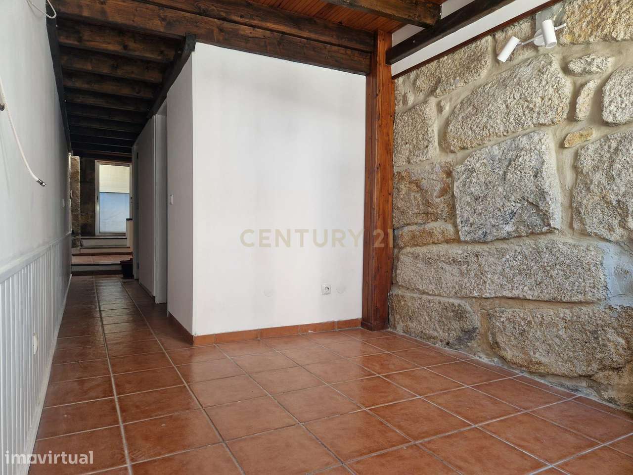 T0 +1, com espaçosa marquise, ao Carvalhido - Grande imagem: 2/15