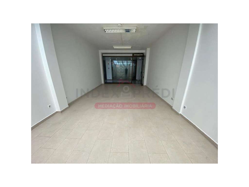 Loja Ampla com luz natural - Arrendamento - Grande imagem: 2/4