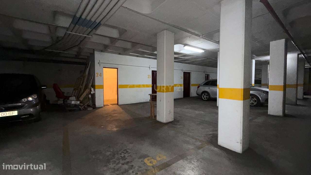 Apartamento T3 com Varanda, Arrecadação e Três Lugares de Parqueamento-23