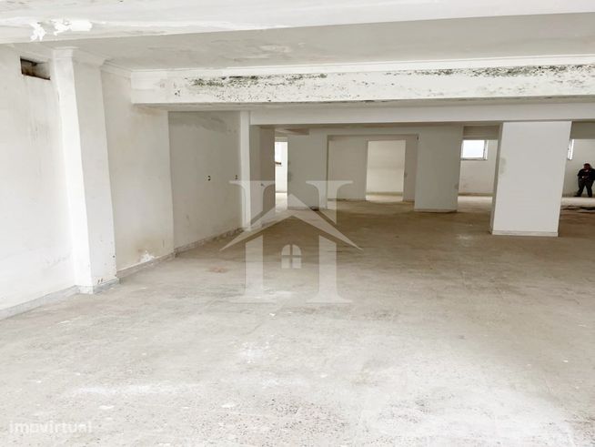 Loja com 210m² e Acesso Direto à Rua Para Veículos-10