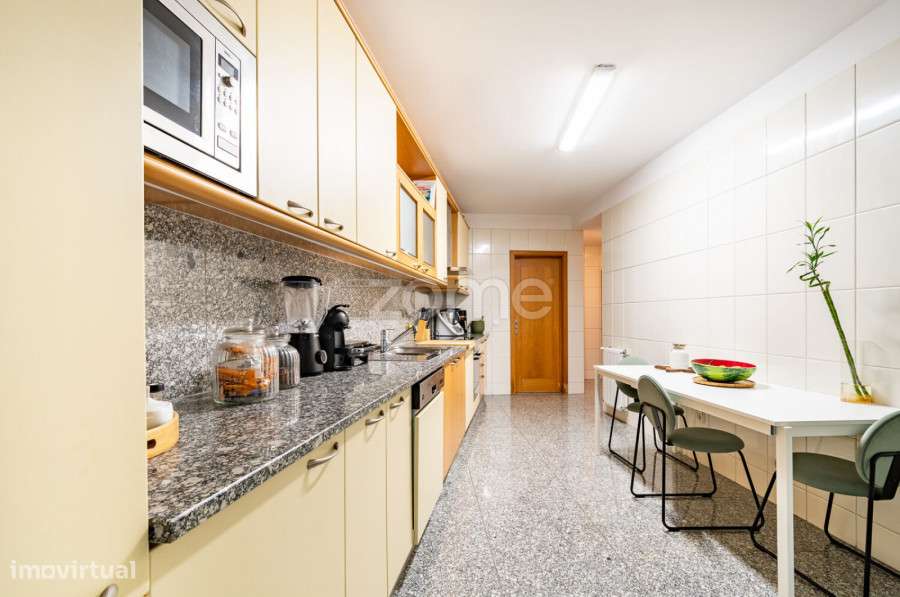 Apartamento T2+1 com Piscinas, Ginásio, Sala de Jogos e 2 Garagens-27