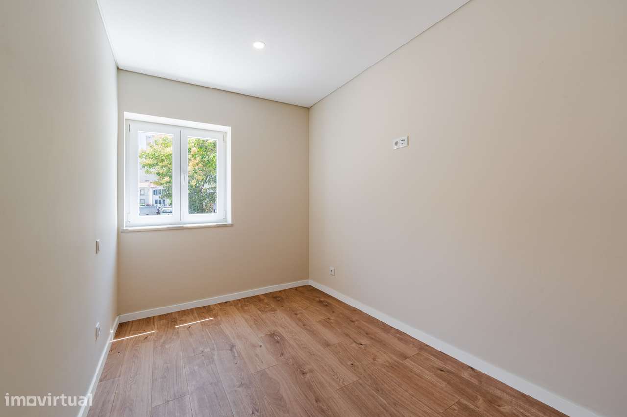 T2+1 Totalmente renovado com piscina | Penha de França |-9