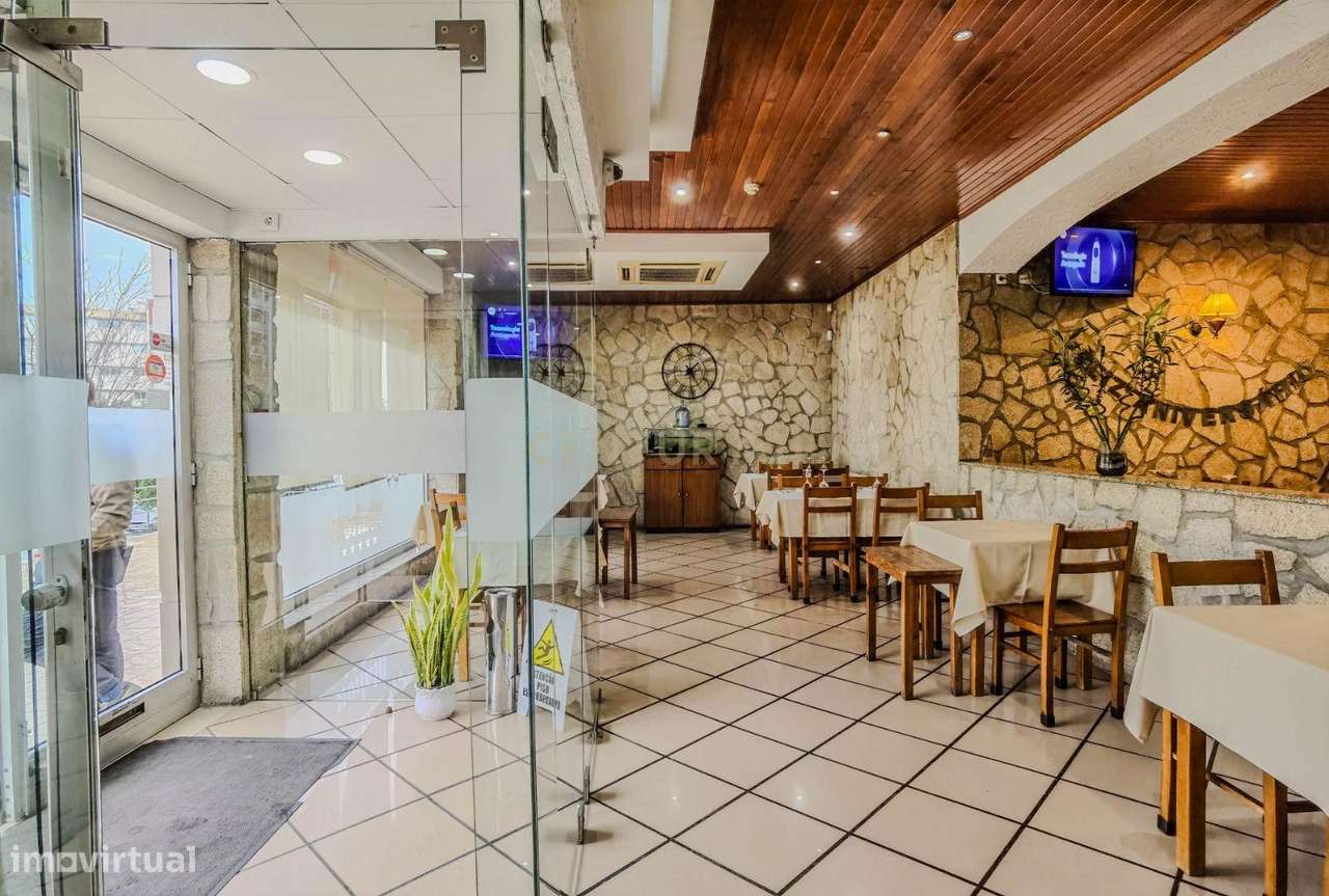 Espaço comercial  | 196ms | Box uma viatura | Duas frentes | Pedrouços - Grande imagem: 3/22